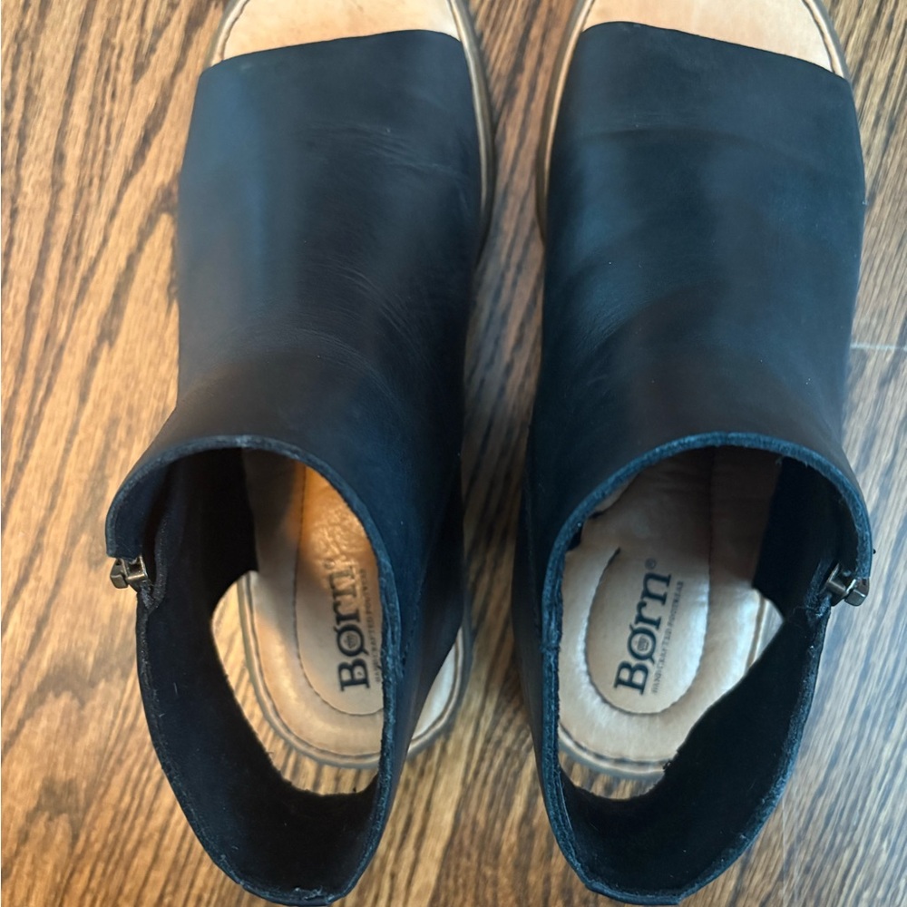 Born Black Leather Open-Toe Sandals size 7. Barely worn